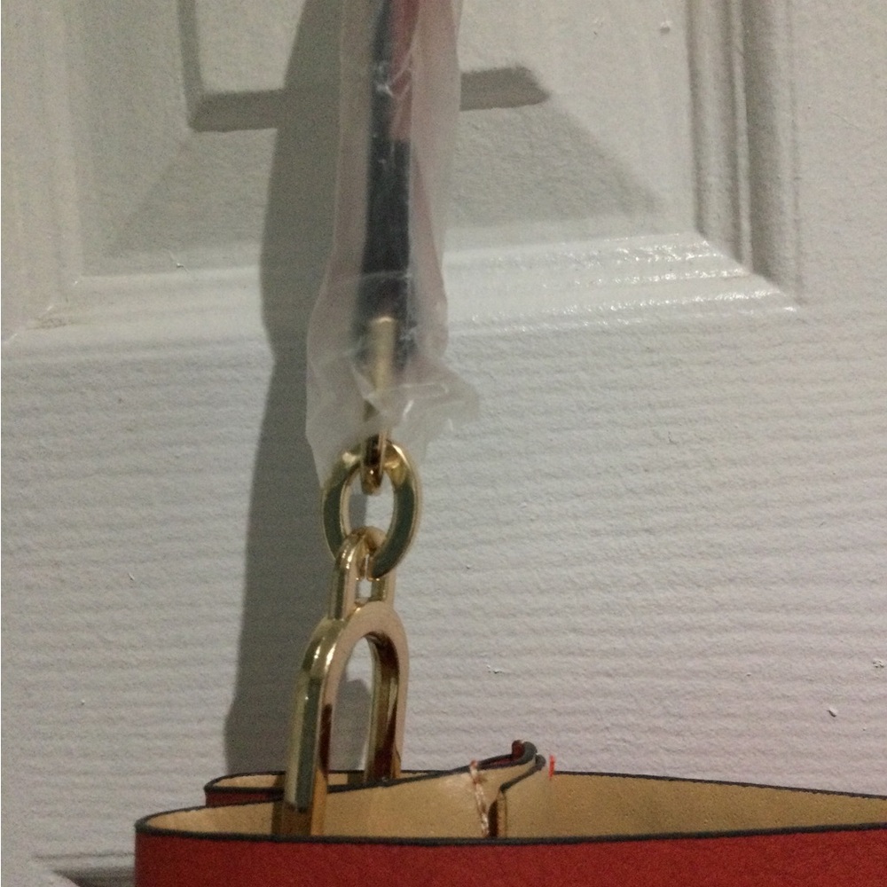 BNWT Elizabeth Grant Red Leather Shoulder Bag with Gold Accent - Picture 4 of 5